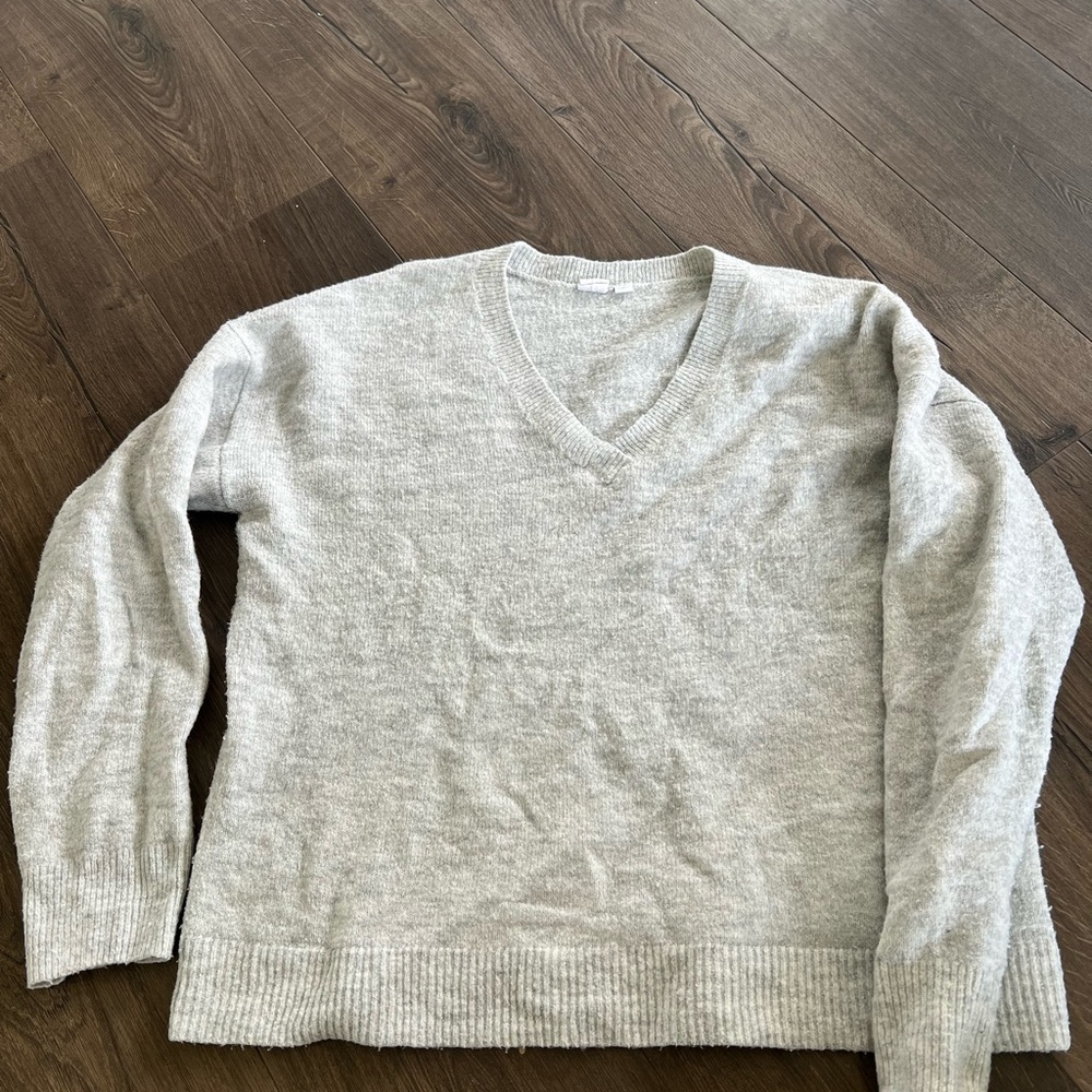 Gap sweater